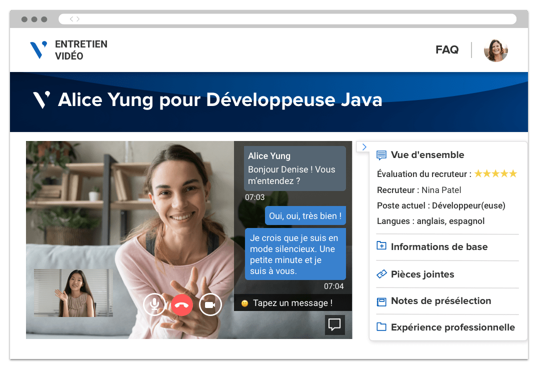 Salle de réunion pour un entretien en direct avec visioconférence en cours, fenêtre de chat et formulaire de feedback d’un recruteur.