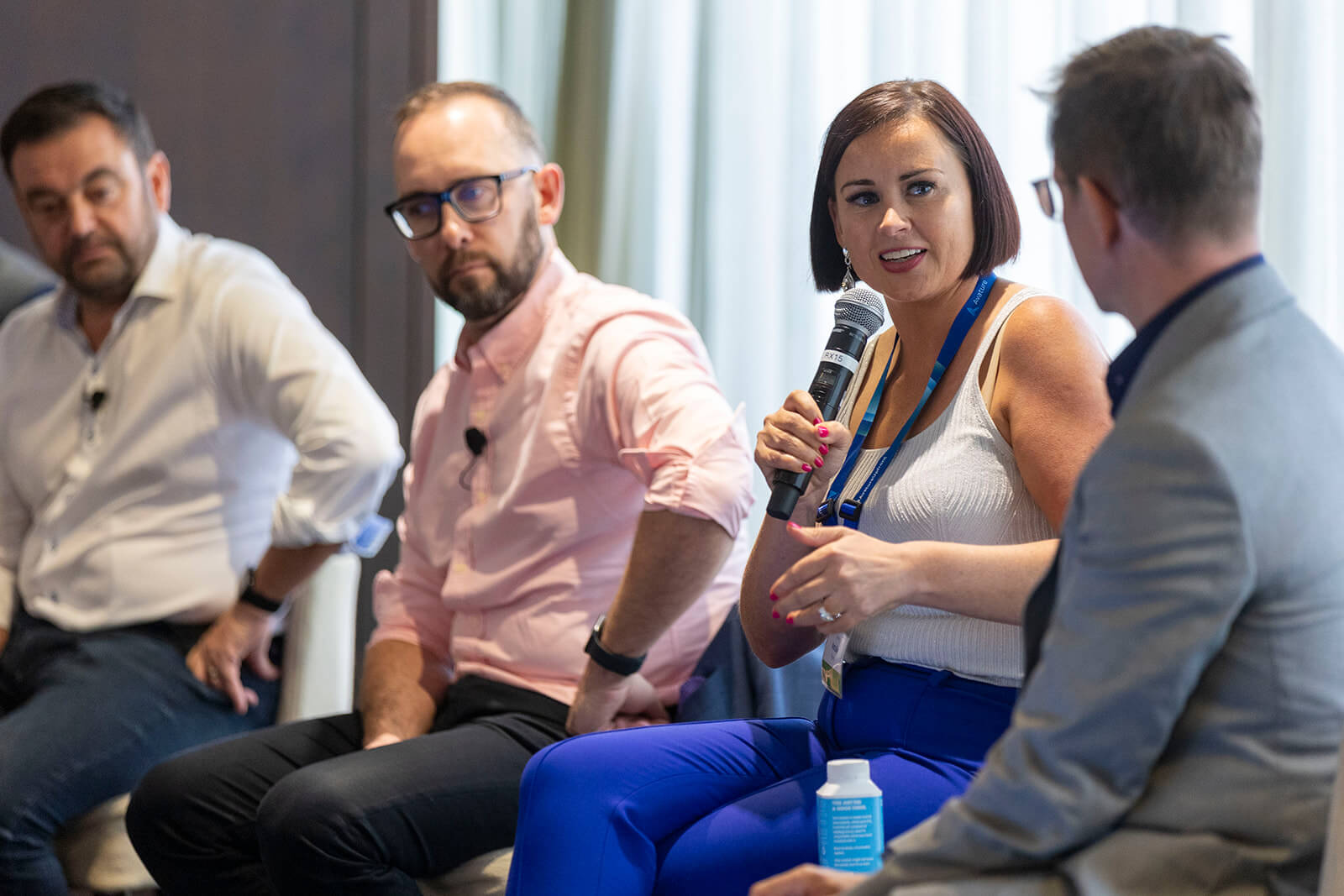 Natalie Flynn, fondatrice d’Equidi, s’exprimant lors de la discussion « Les RH sans détour » : explorer les tendances avec un panel d’experts du secteur.