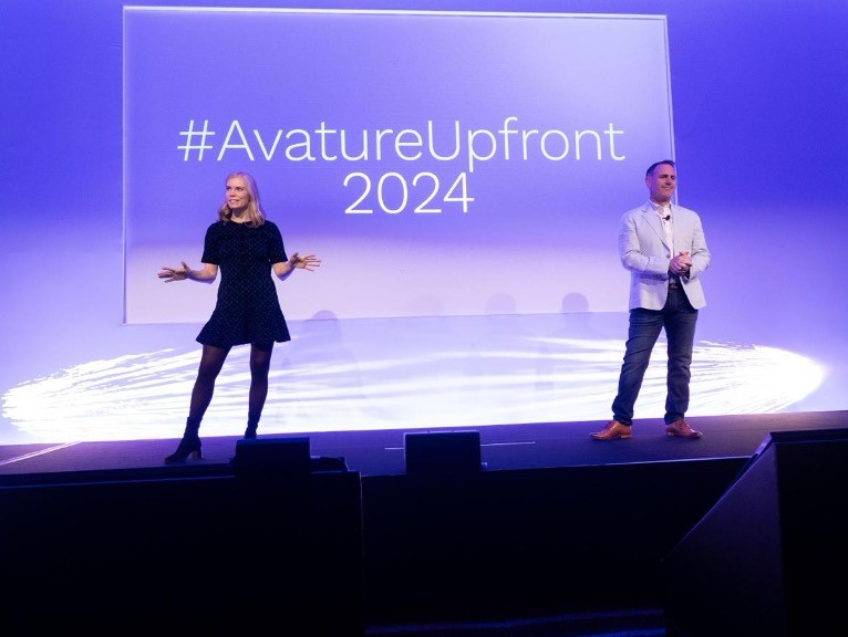 Die Co-Moderatoren von Avature auf der Bühne, während sie das Publikum bei der #AvatureUpfront 2024 begrüßen