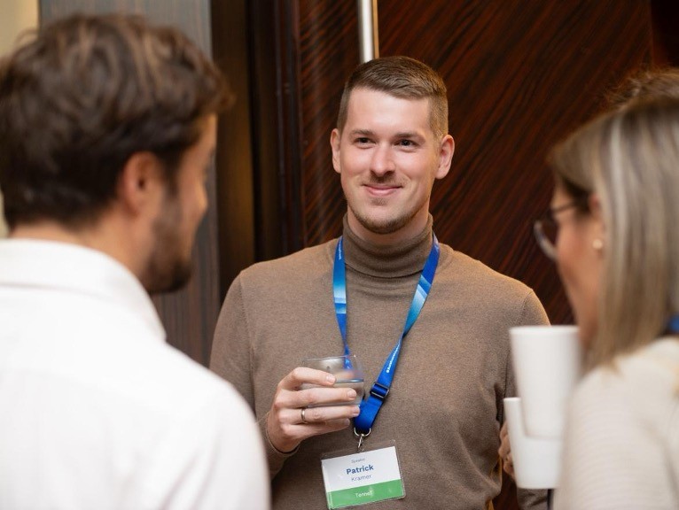 Patrick Kramer von TenneT und weitere Teilnehmer nutzen die Gelegenheit zum Networking zwischen den einzelnen Vorträgen auf der #AvatureUpfront