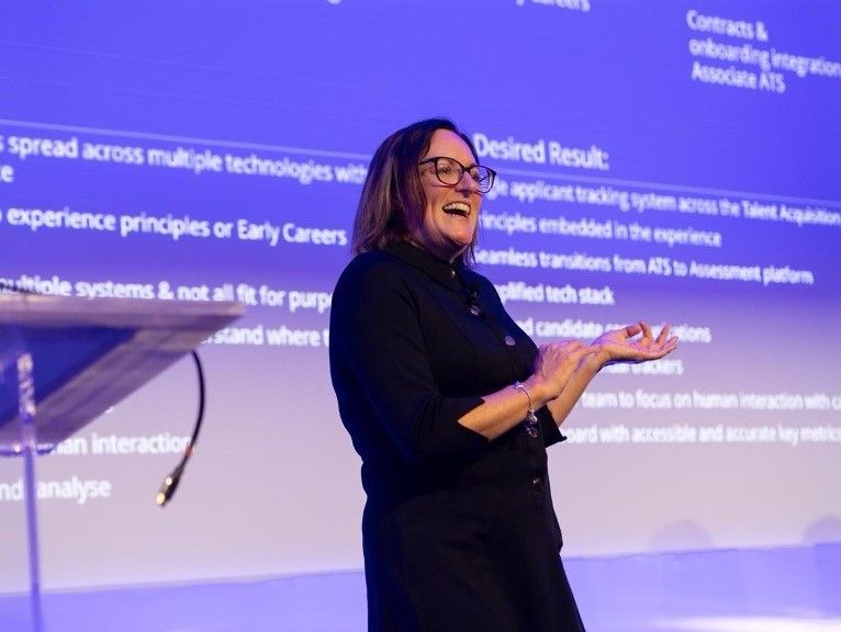 Laura Humphreys de Deloitte UK sur scène à l’#AvatureUpfront à Londres