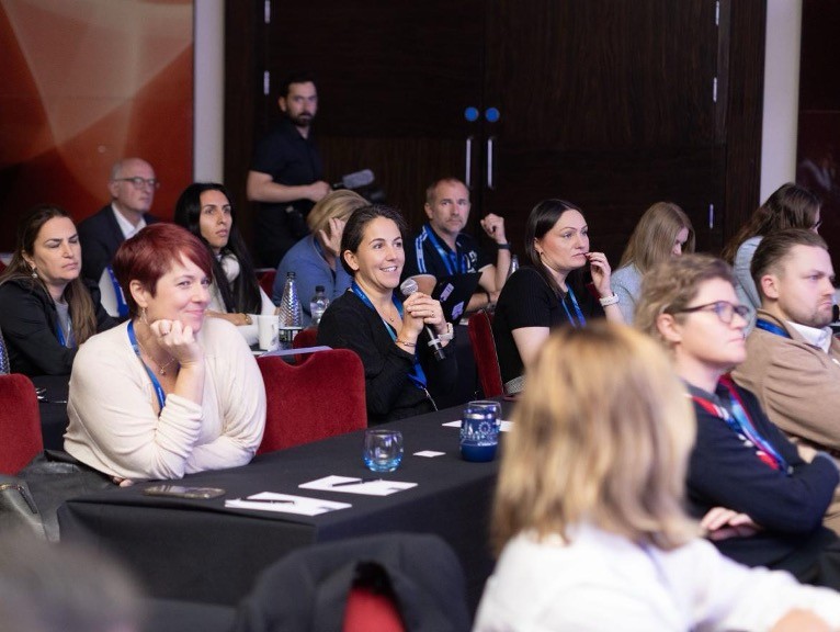 Le public concentré et souriant lors d’une présentation Tech Track à l’#AvatureUpfront à Londres